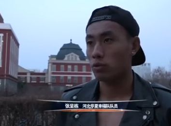 最好是让他灰溜溜的夹着尾巴从这里滚蛋。